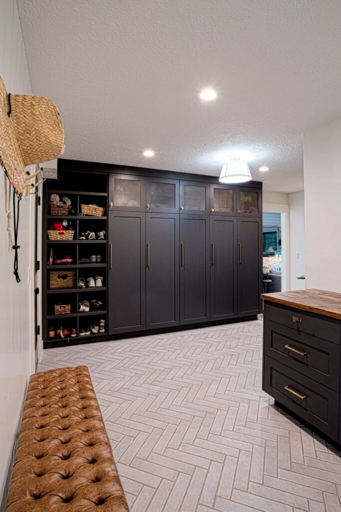 Northshore utility room with hat